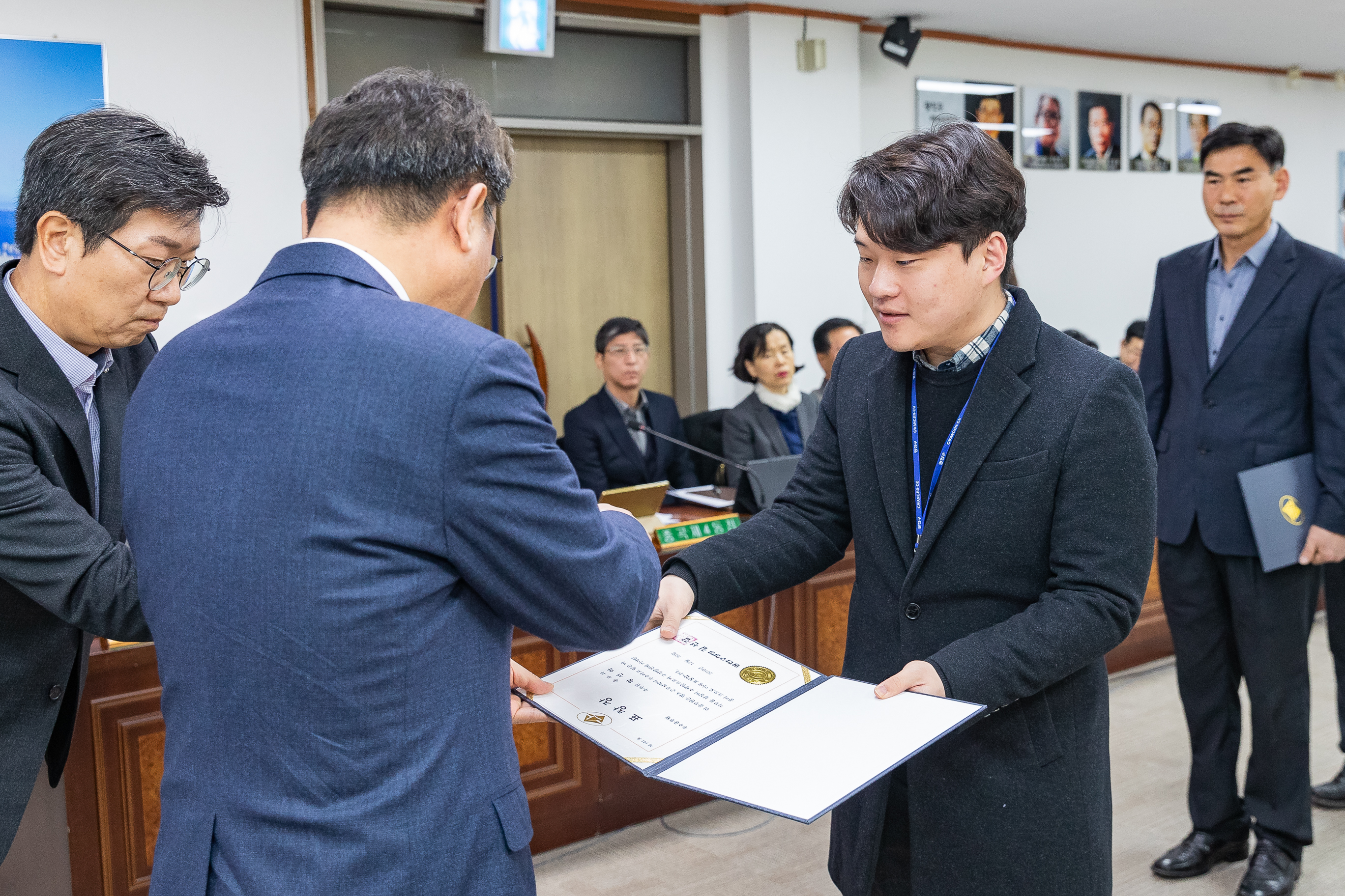 20181220-간부회의-우수공무원표창 183570.jpg