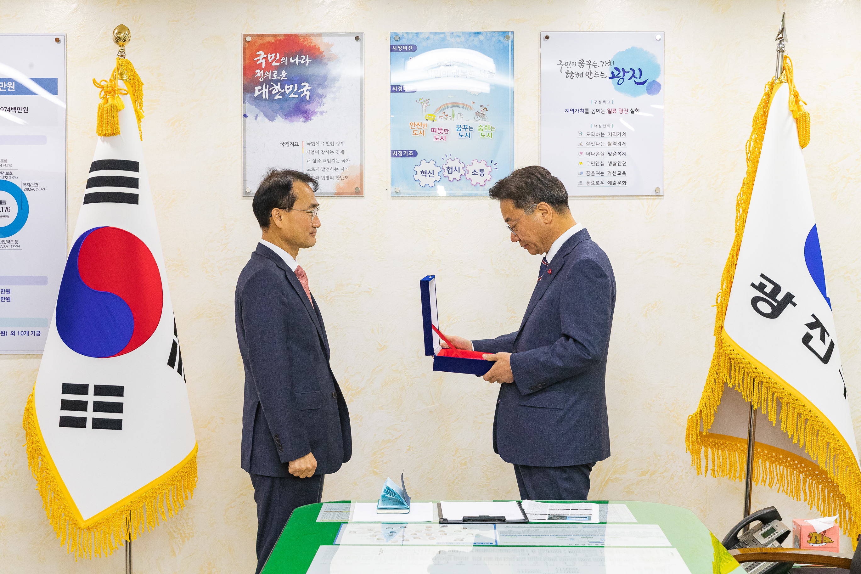 20181213-우리은행 지점장부지점장 감사패 수여 182161.jpg