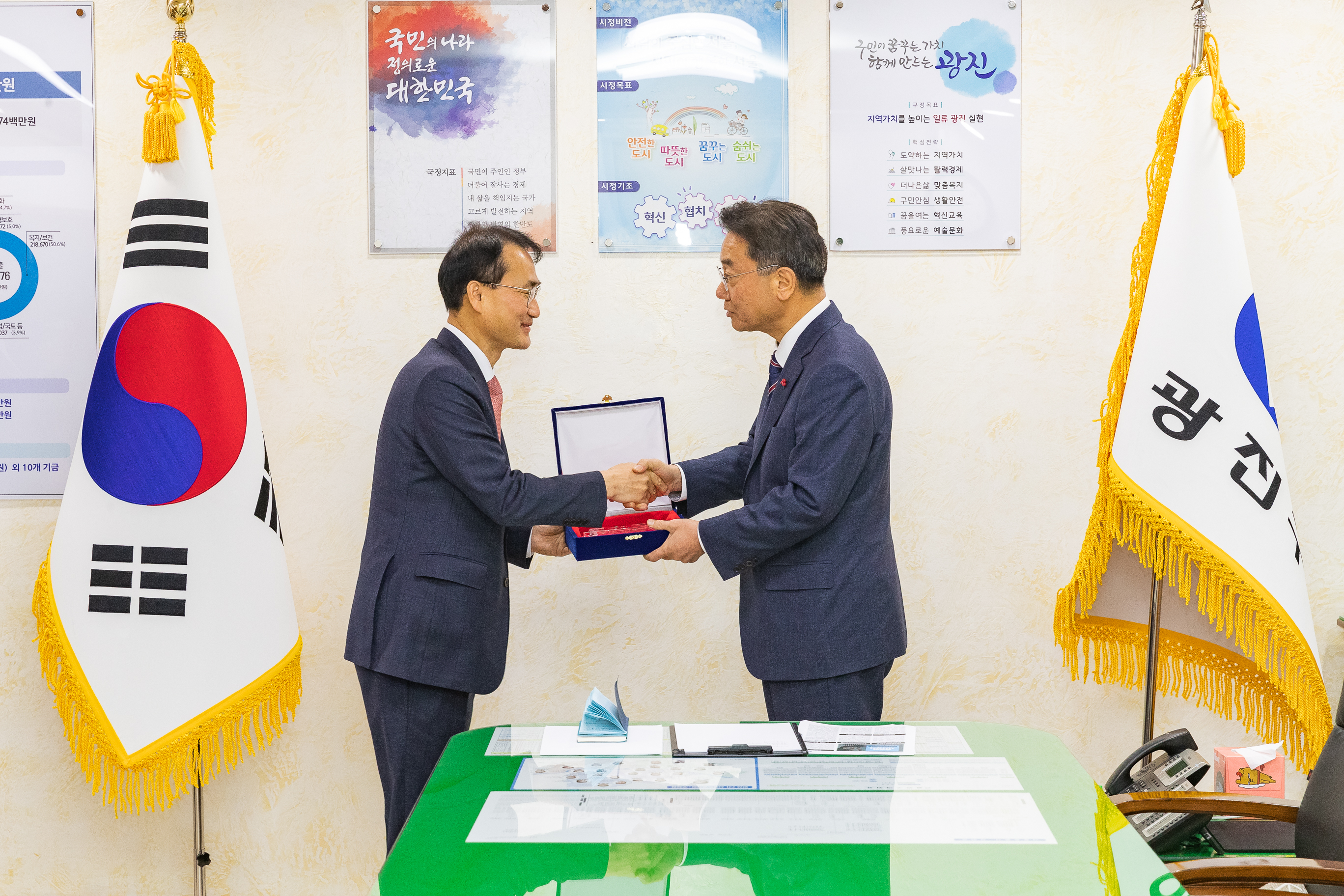 20181213-우리은행 지점장부지점장 감사패 수여 182162.jpg