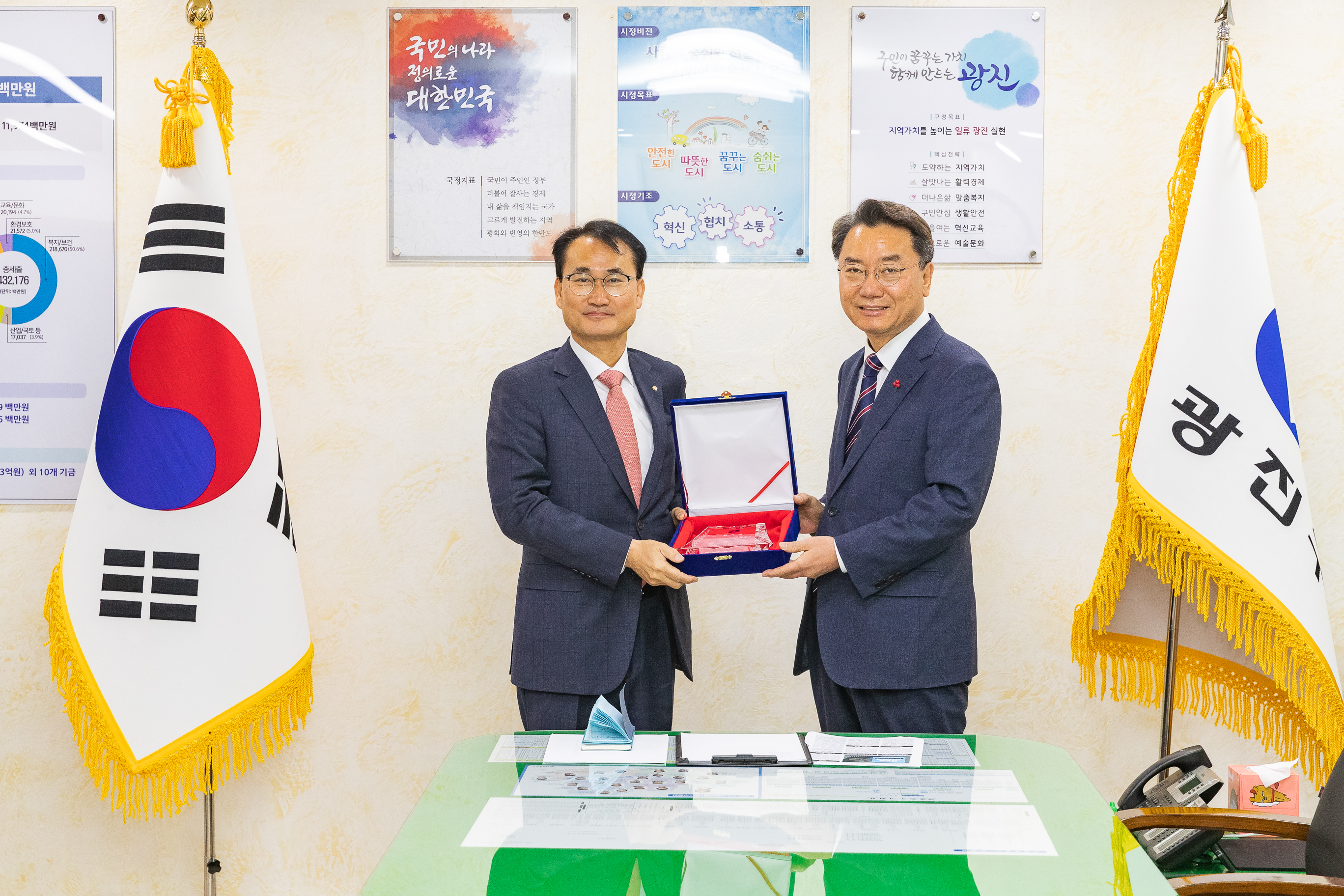 20181213-우리은행 지점장부지점장 감사패 수여 182163.jpg