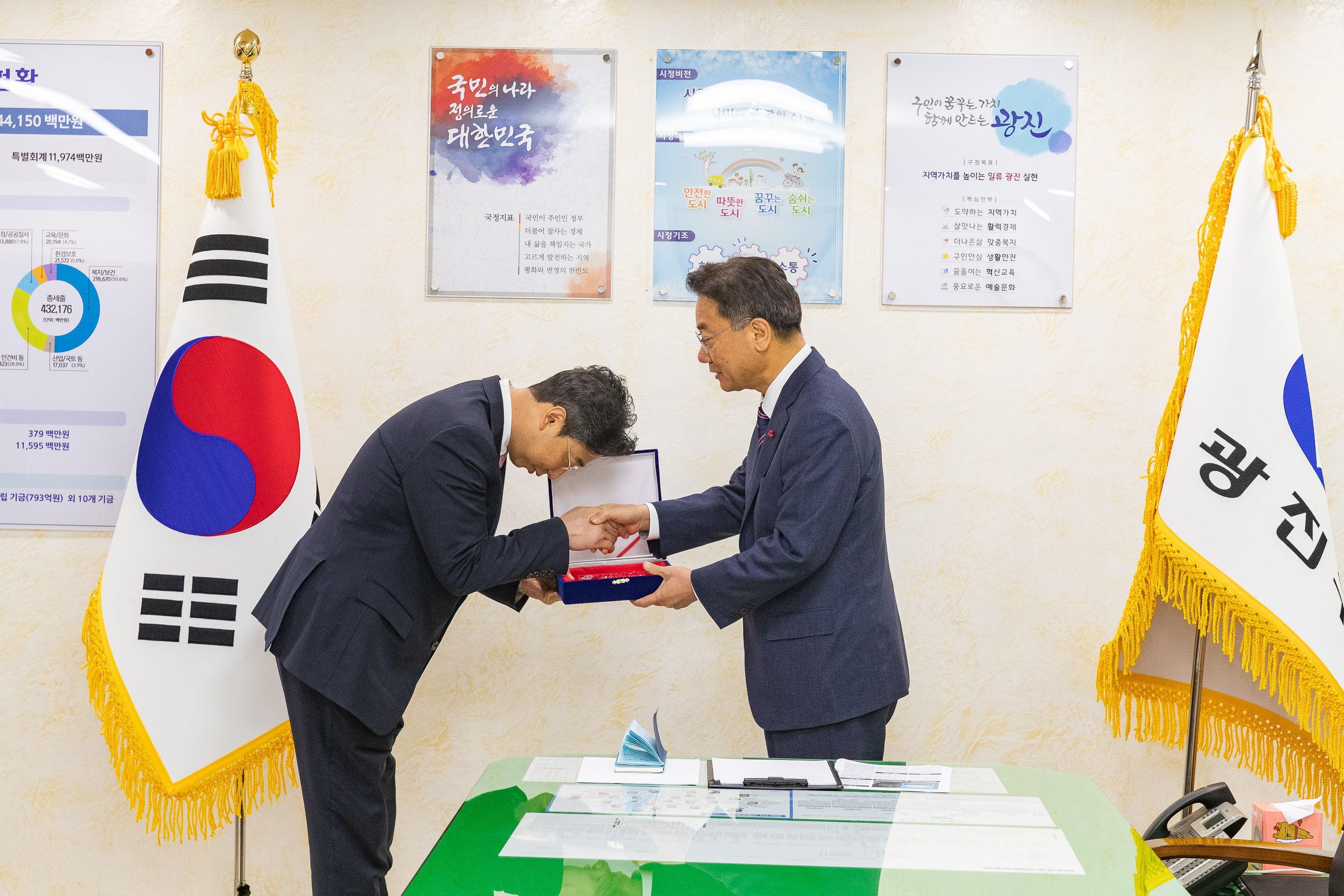 20181213-우리은행 지점장부지점장 감사패 수여 182165.jpg