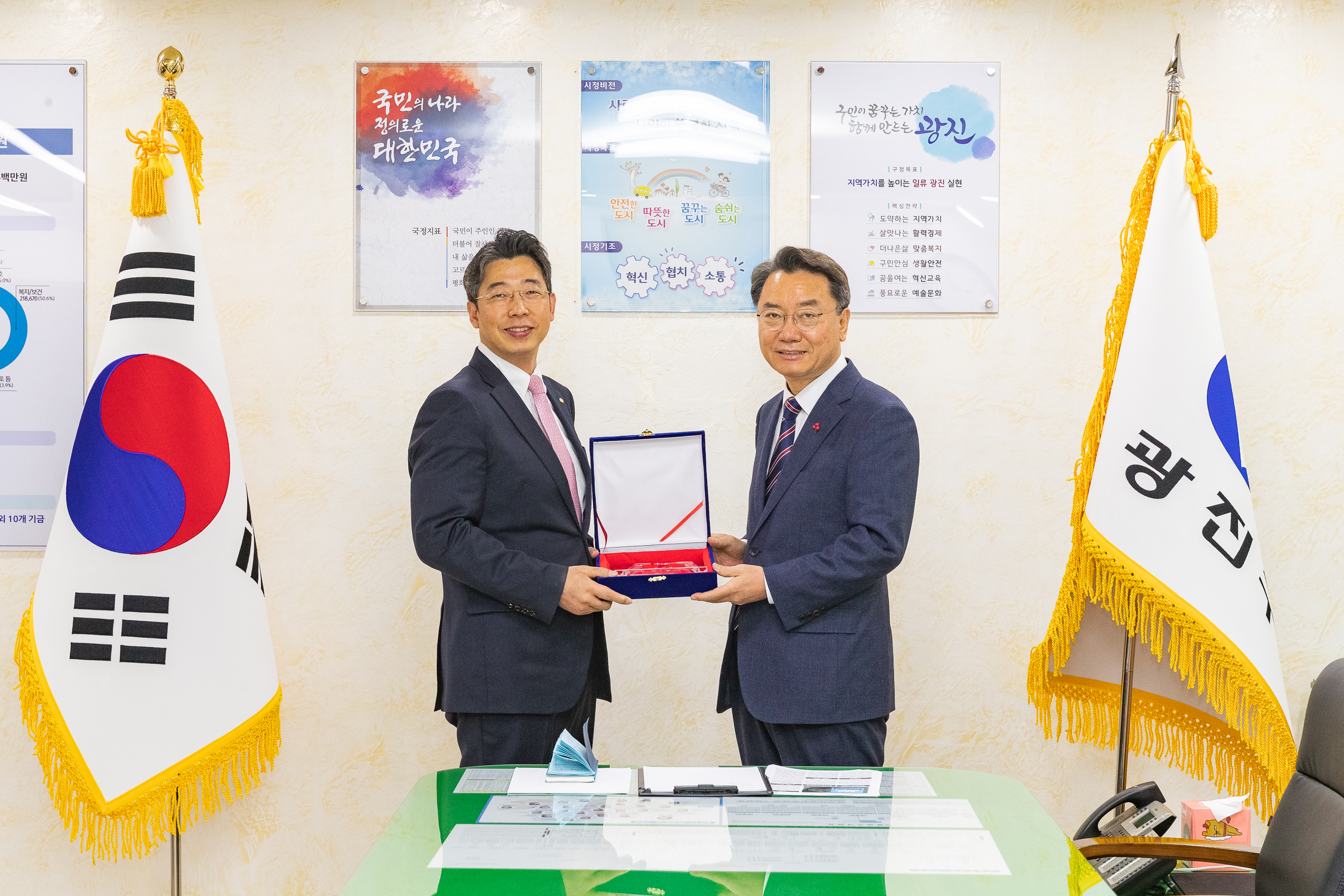 20181213-우리은행 지점장부지점장 감사패 수여 182166.jpg