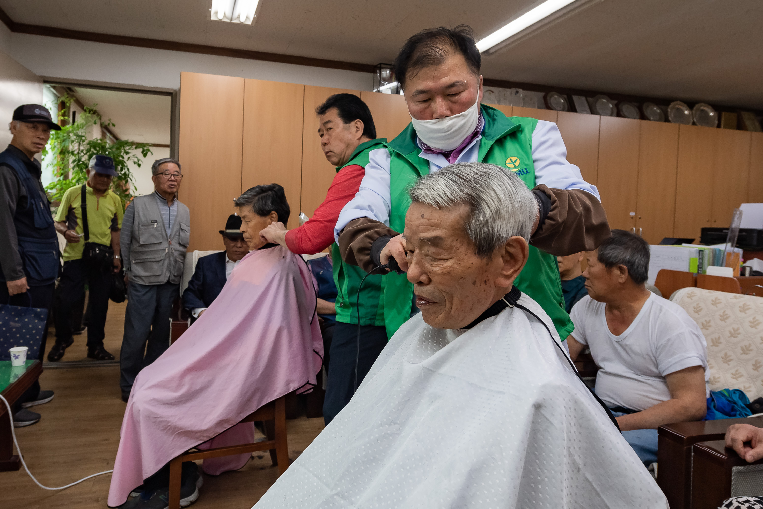 20190618-어르신초청 사랑의 이용봉사 및 점심대접 20190618-80979_S_205128.jpg