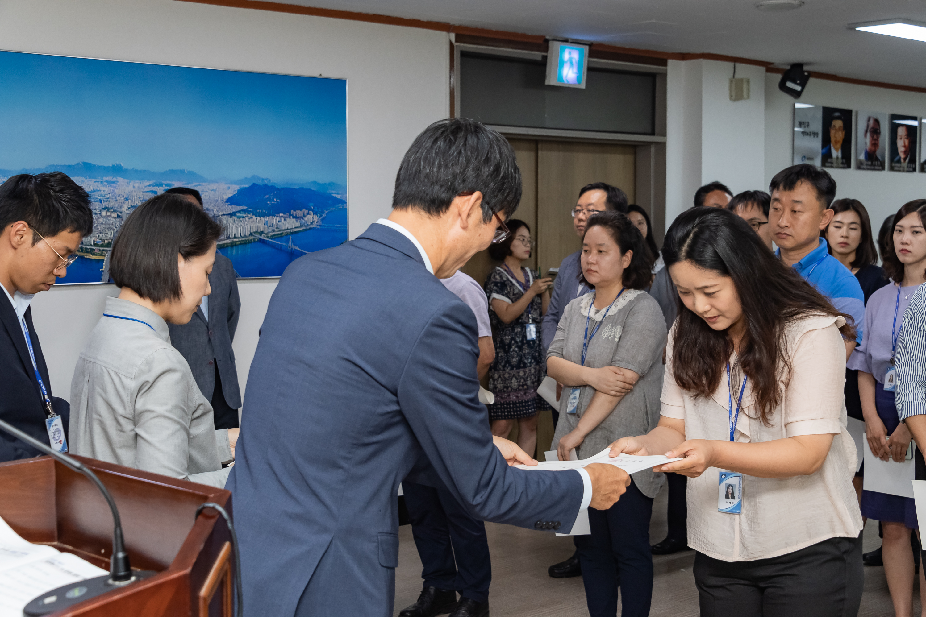 20190626-2019년 하반기 정기인사 발령장 수여식 20190626-85372_S_195802.jpg