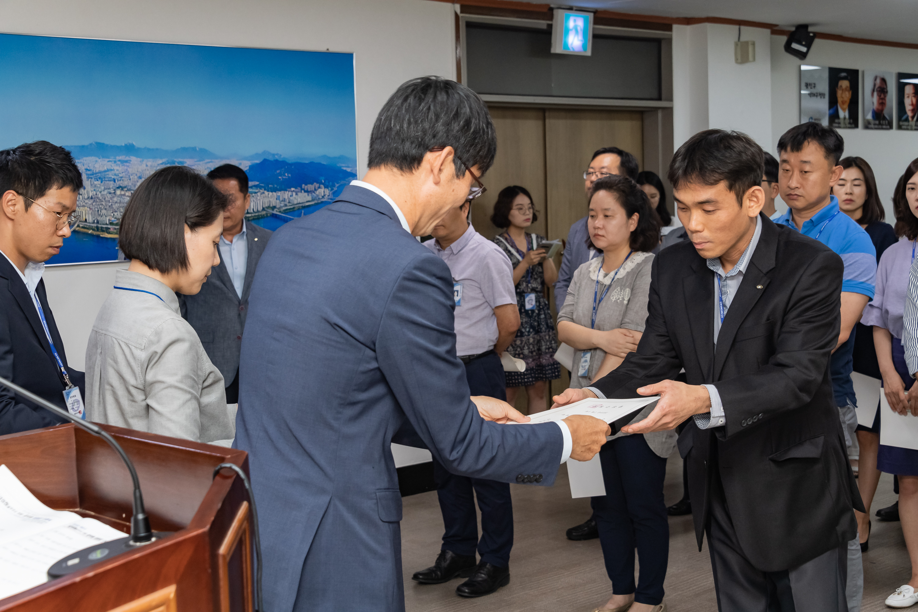 20190626-2019년 하반기 정기인사 발령장 수여식 20190626-85378_S_195803.jpg