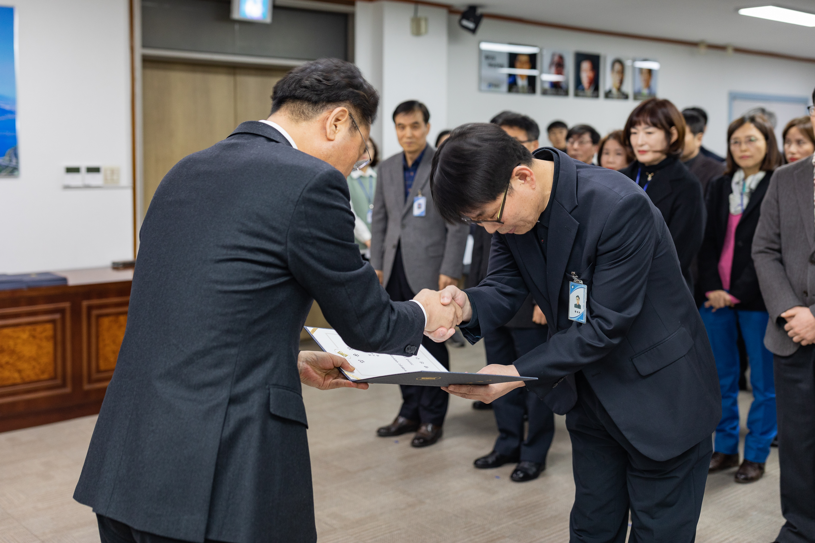 20190104-6급이상 공무원 보직임용 발령장 수여 IB5_9029_S.jpg