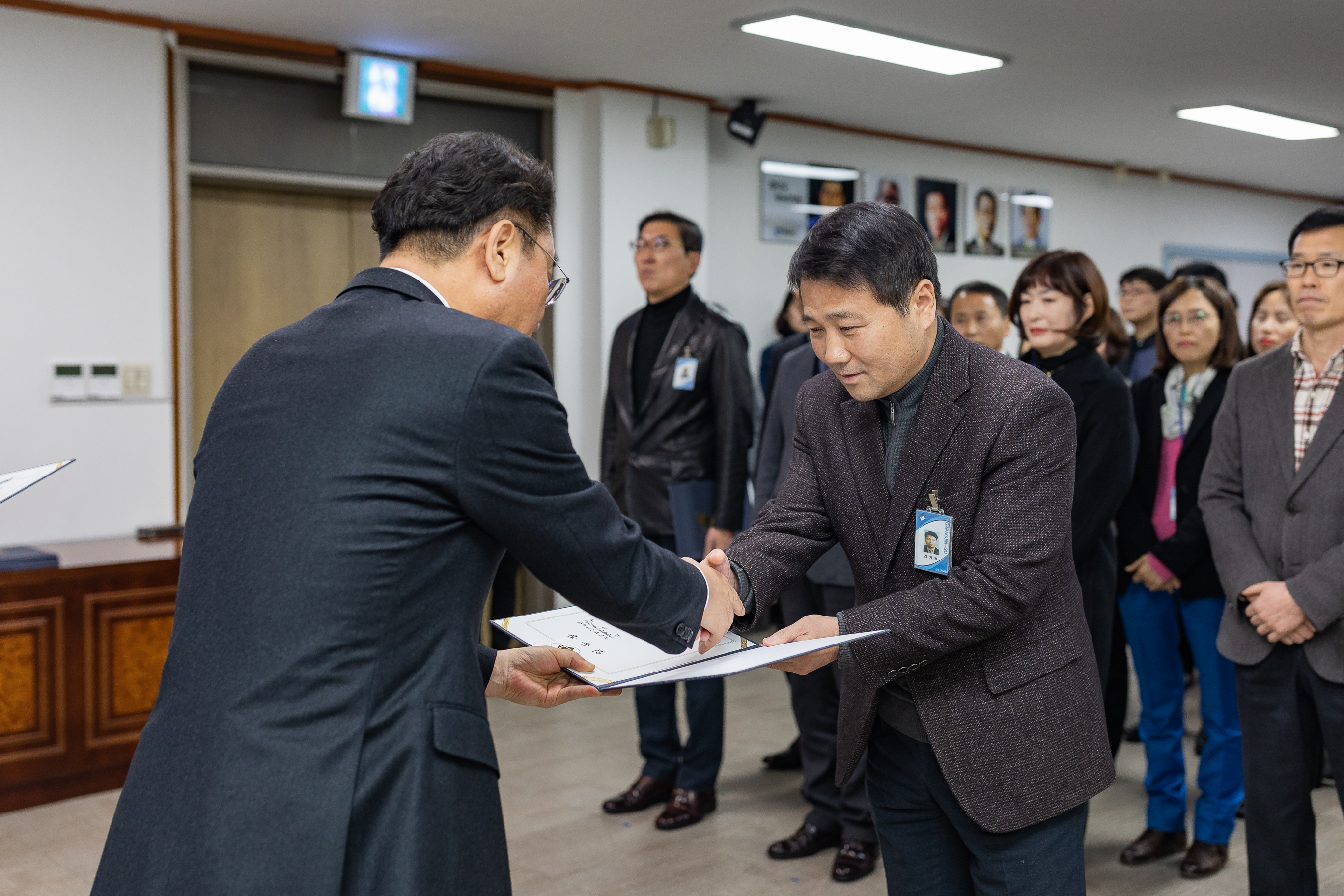 20190104-6급이상 공무원 보직임용 발령장 수여 IB5_9120_S.jpg