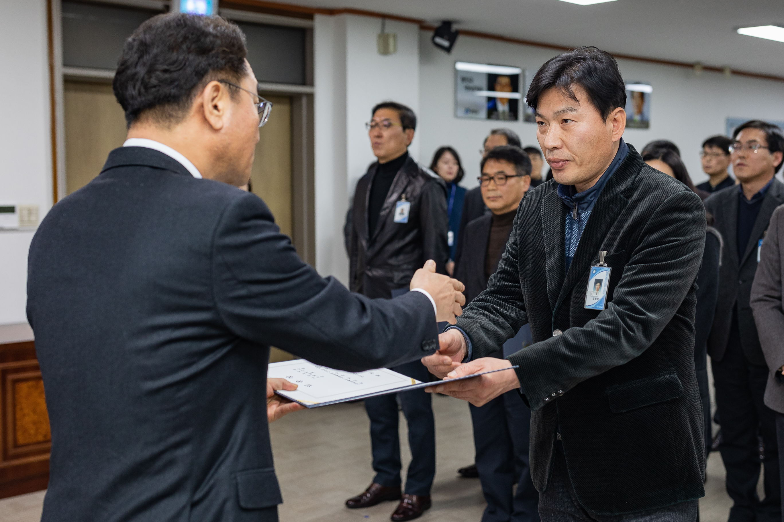 20190104-6급이상 공무원 보직임용 발령장 수여 IB5_9277_S.jpg