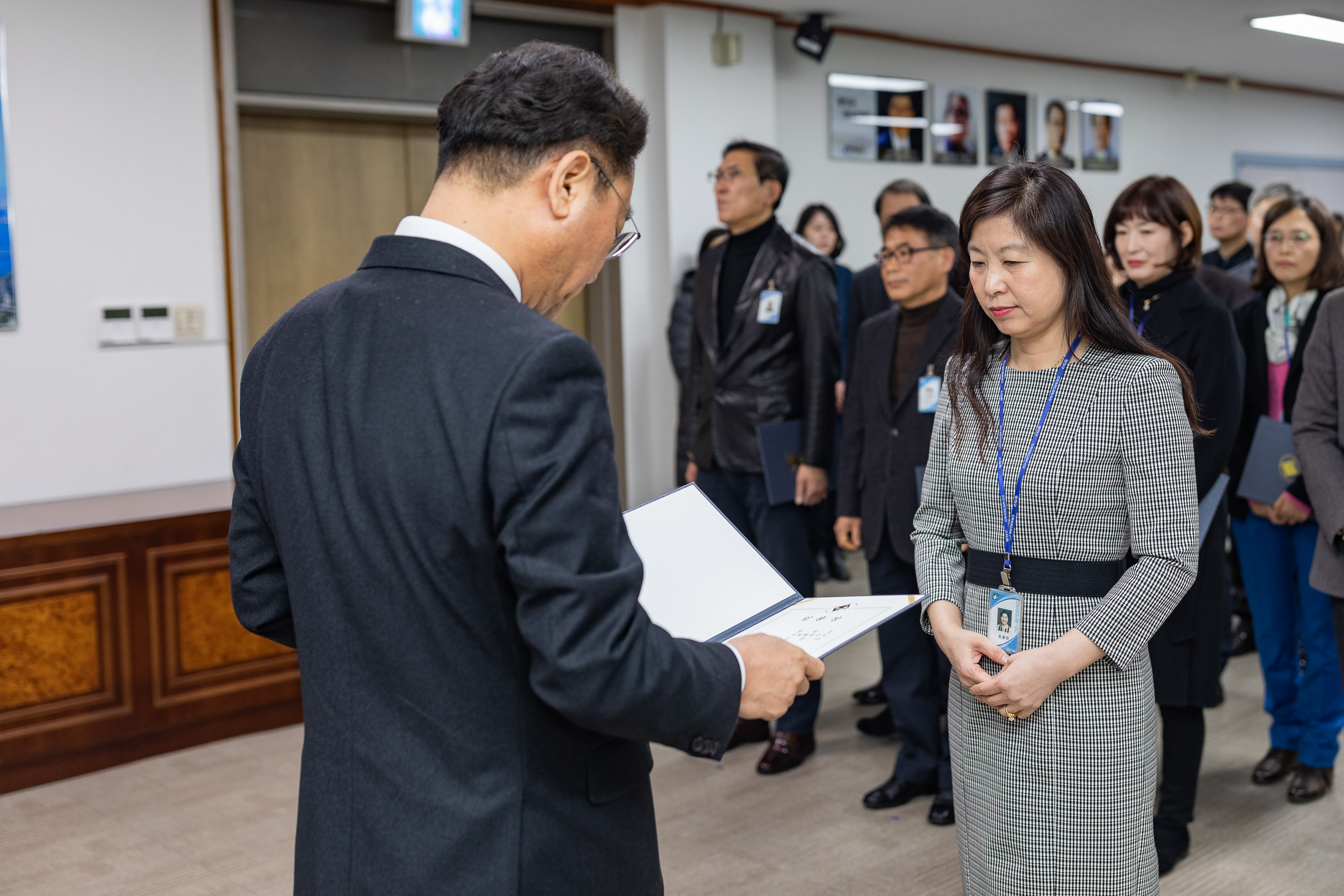 20190104-6급이상 공무원 보직임용 발령장 수여 IB5_9301_S.jpg