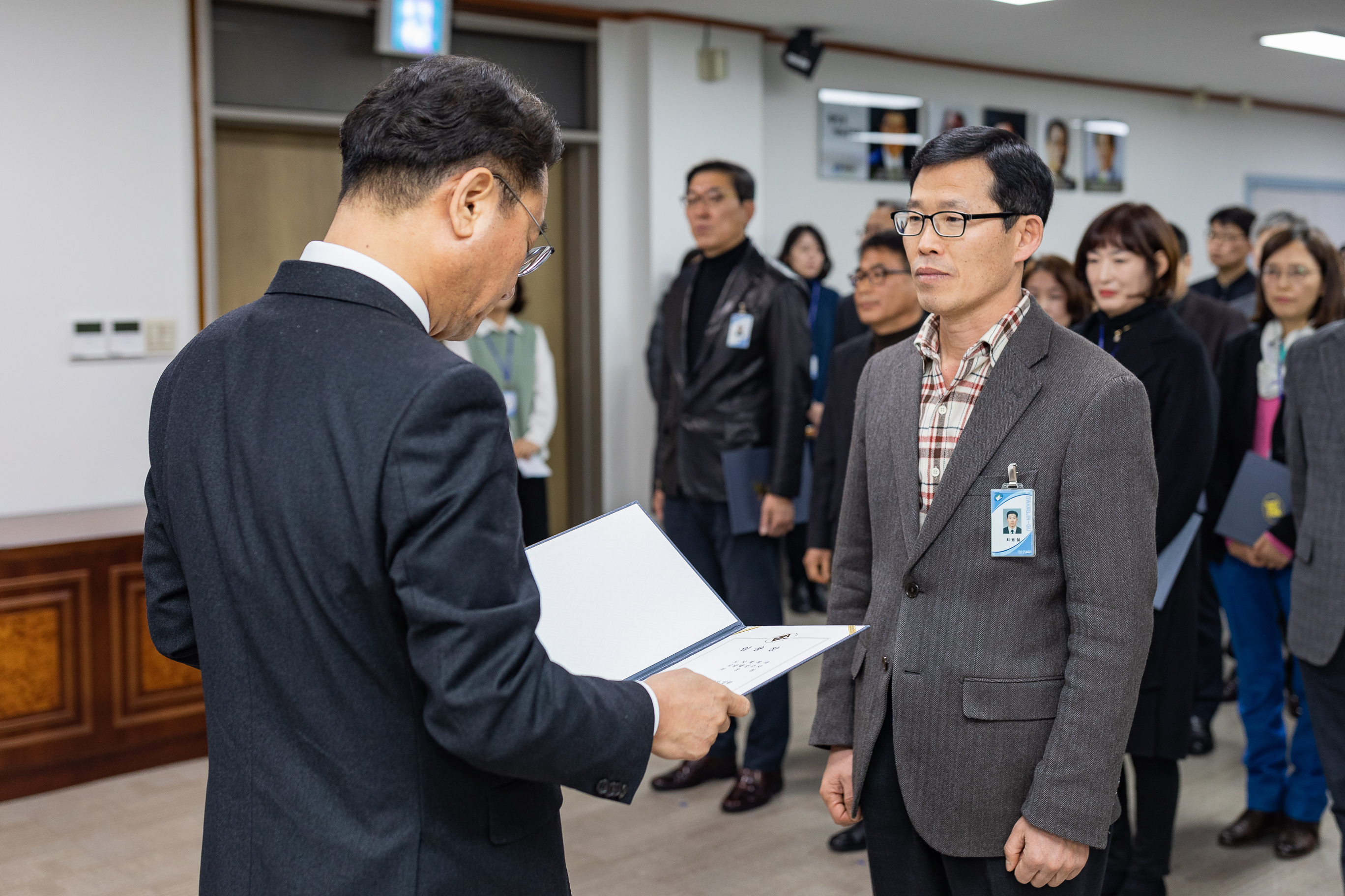 20190104-6급이상 공무원 보직임용 발령장 수여 IB5_9309_S.jpg