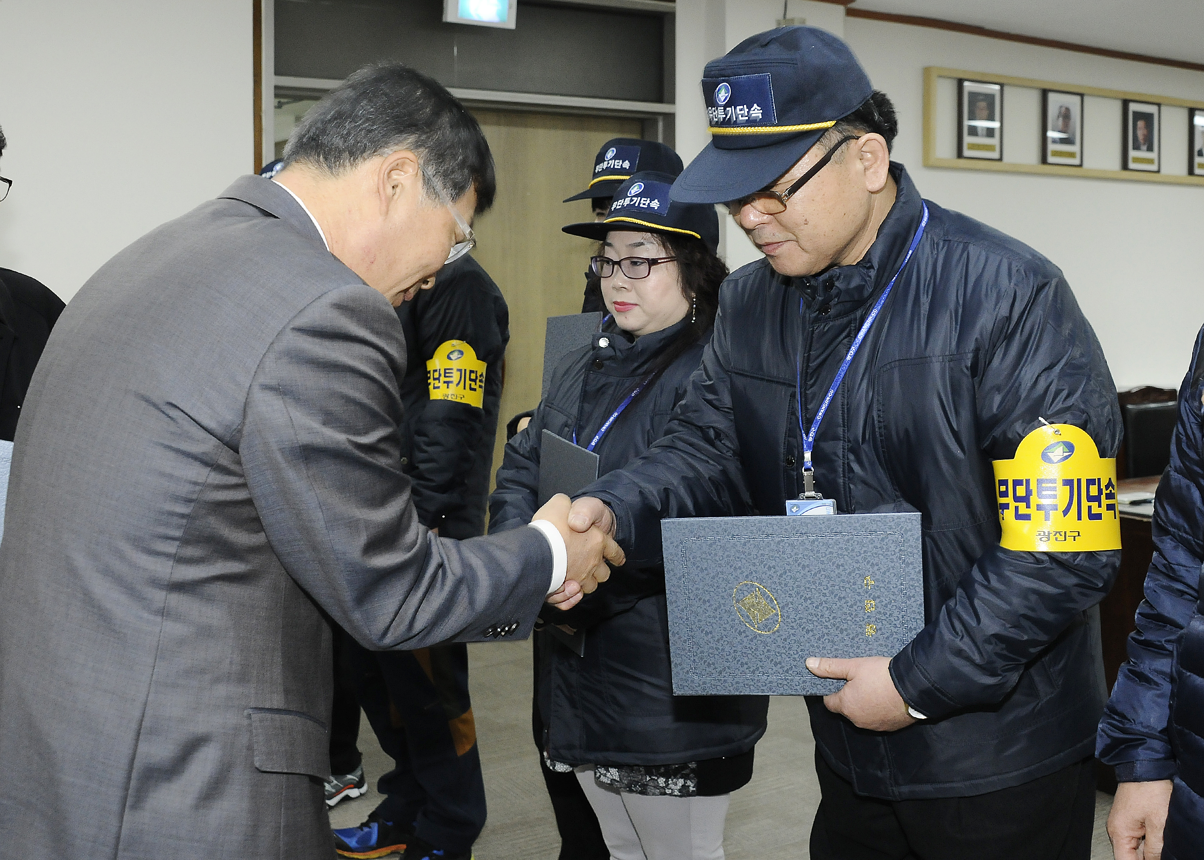 20151106-청소과 임명장수여 128449.JPG