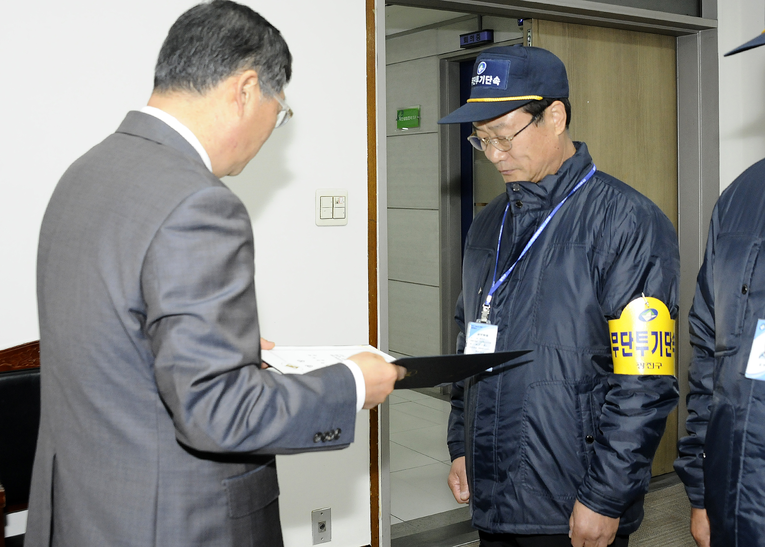 20151106-청소과 임명장수여 128438.JPG