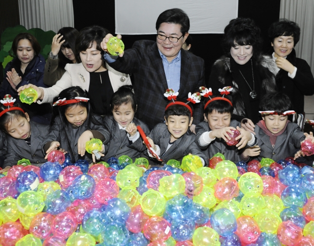 20151222-민간어린이집연합회 사랑나눔 저금통 모으기 행사 131388.JPG