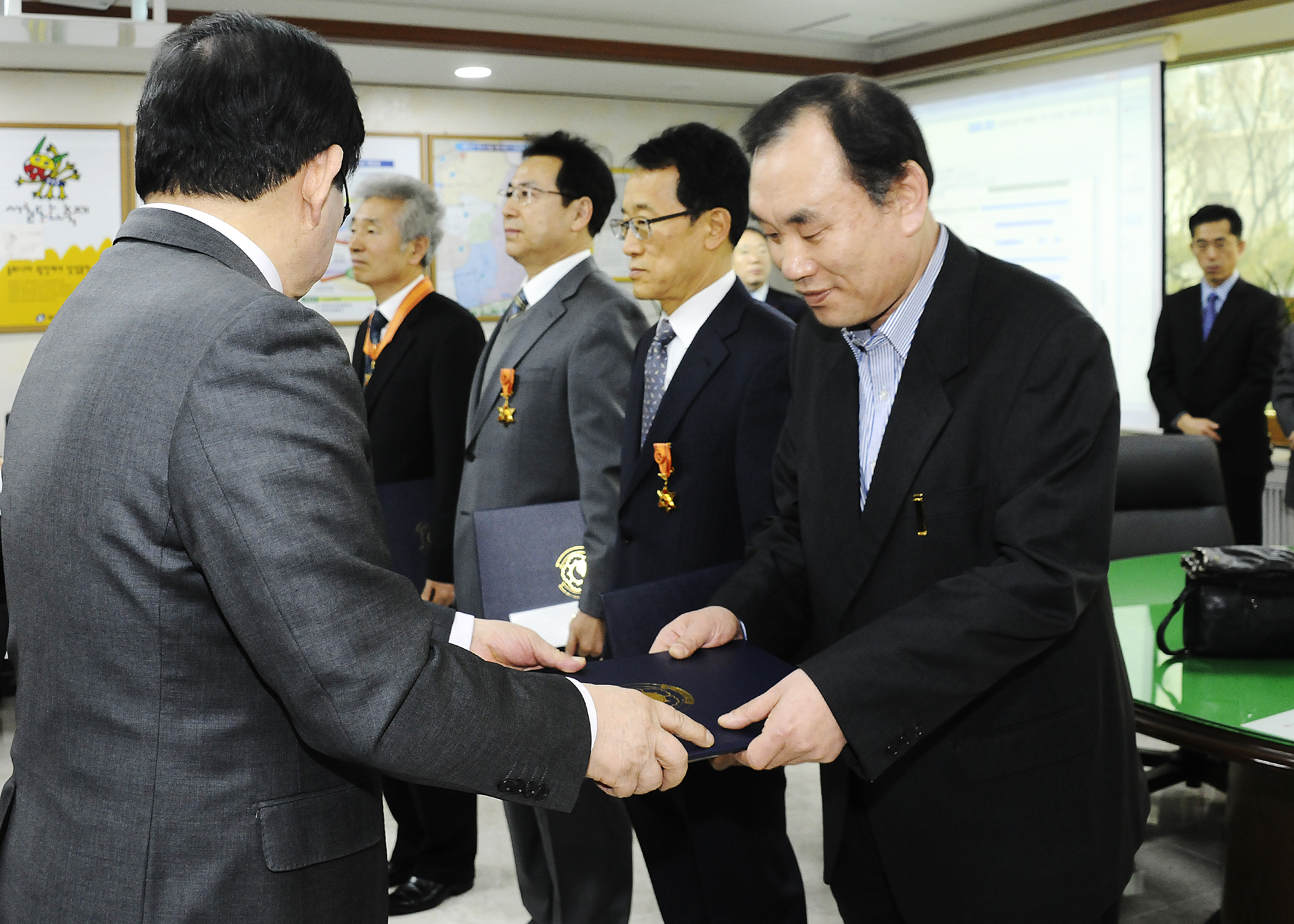 20160115-2015 하반기 정년퇴임 직원 포상전수 132990.JPG