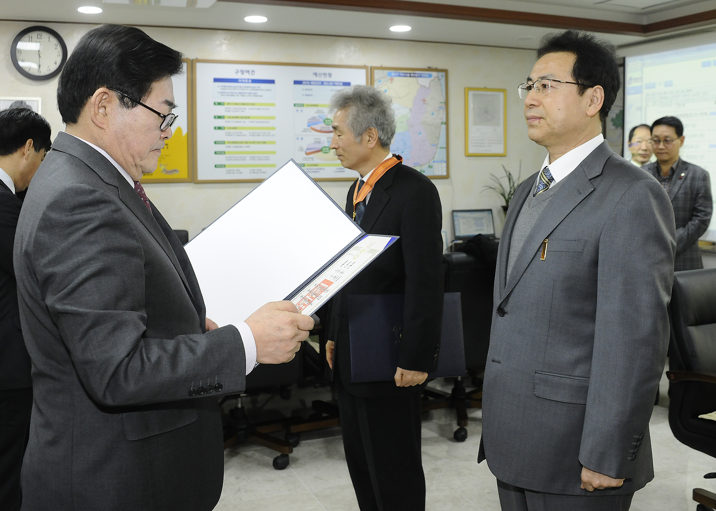 20160115-2015 하반기 정년퇴임 직원 포상전수 132980.JPG