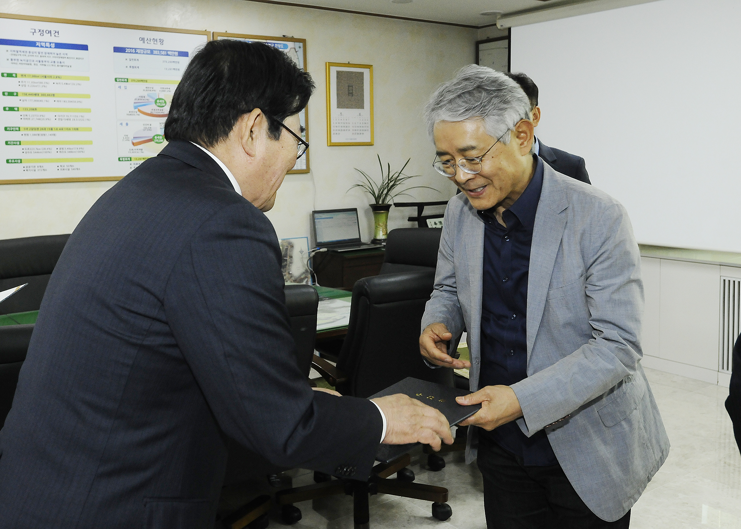 20160512-건축심의위원회 위원 위촉장 수여 136548.JPG