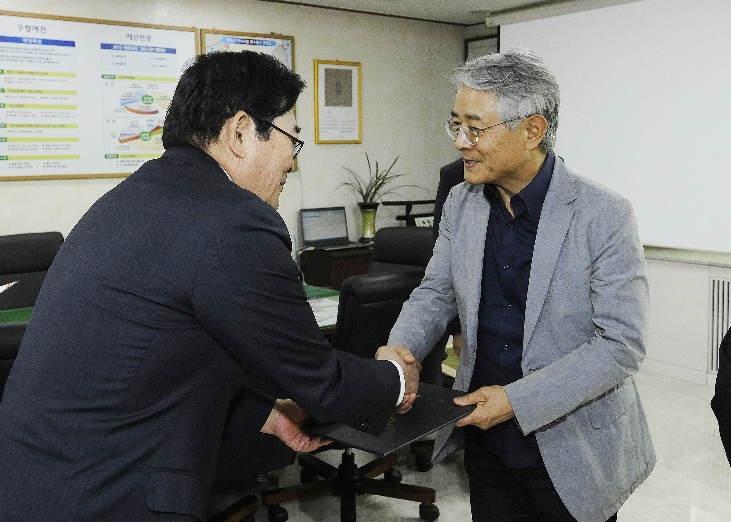 20160512-건축심의위원회 위원 위촉장 수여 136549.JPG