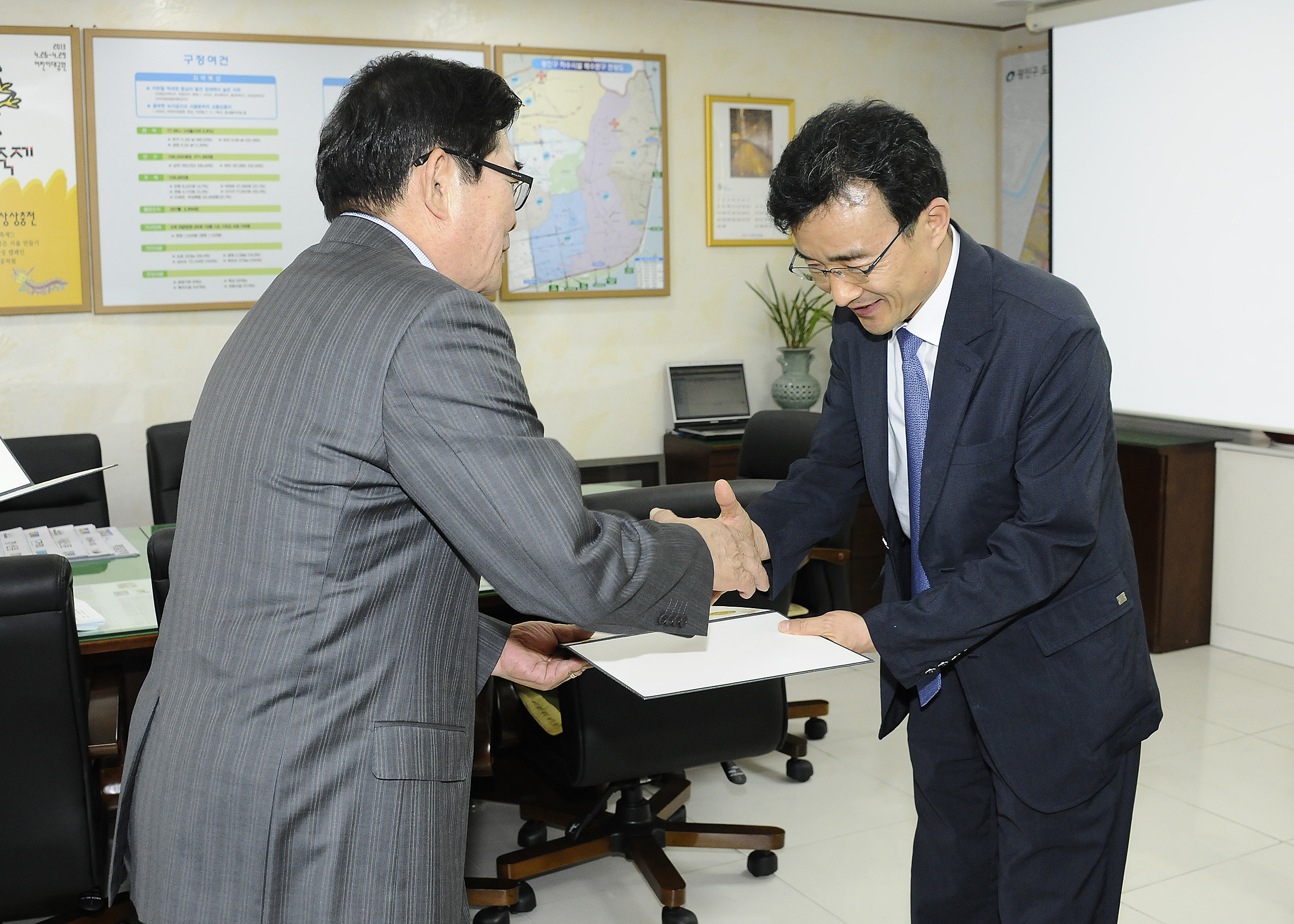 20130912-행정위원회 위원 위촉장 수여 85497.JPG