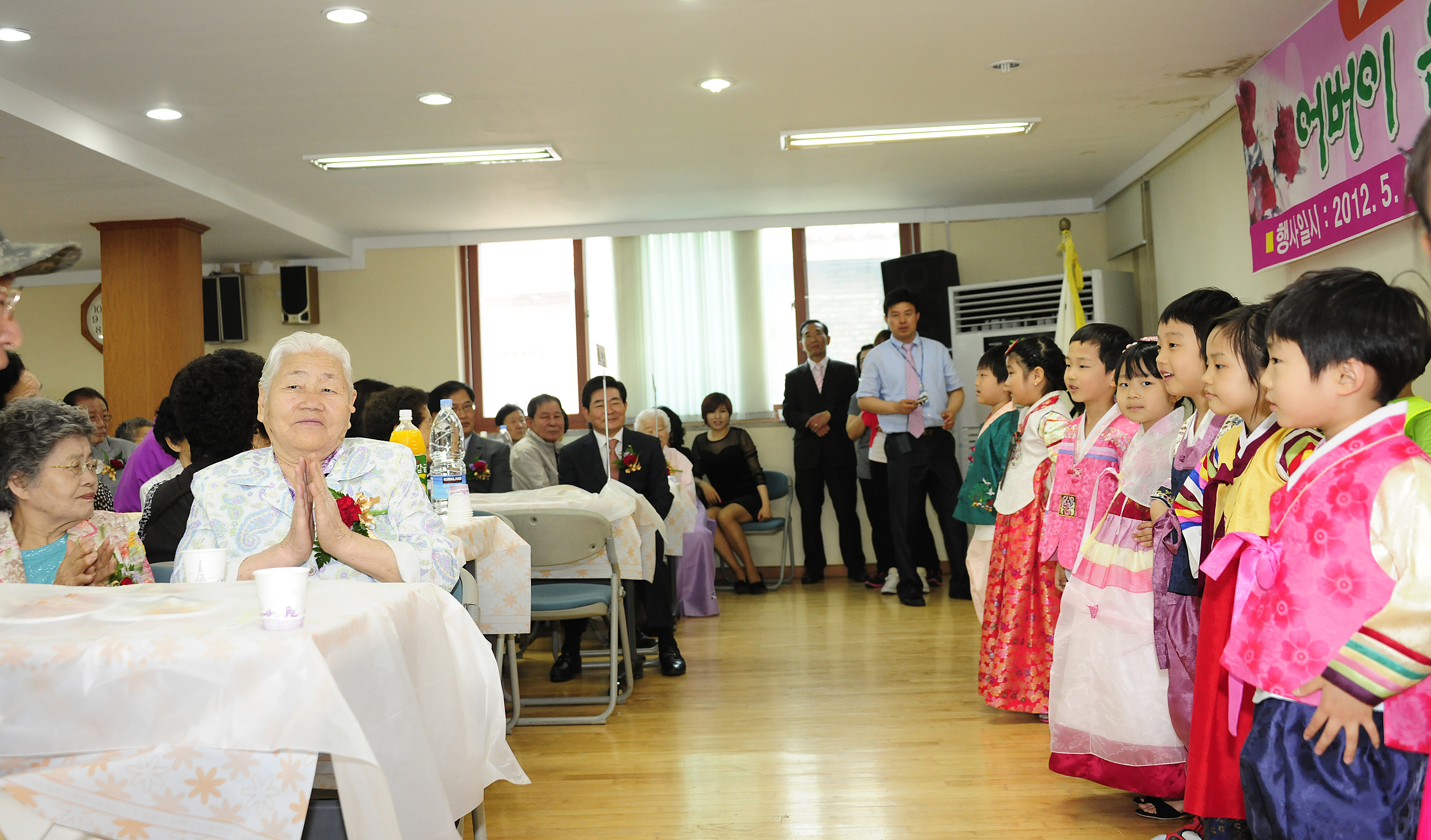 제40회 어버이날 기념 경로잔치 53578.JPG