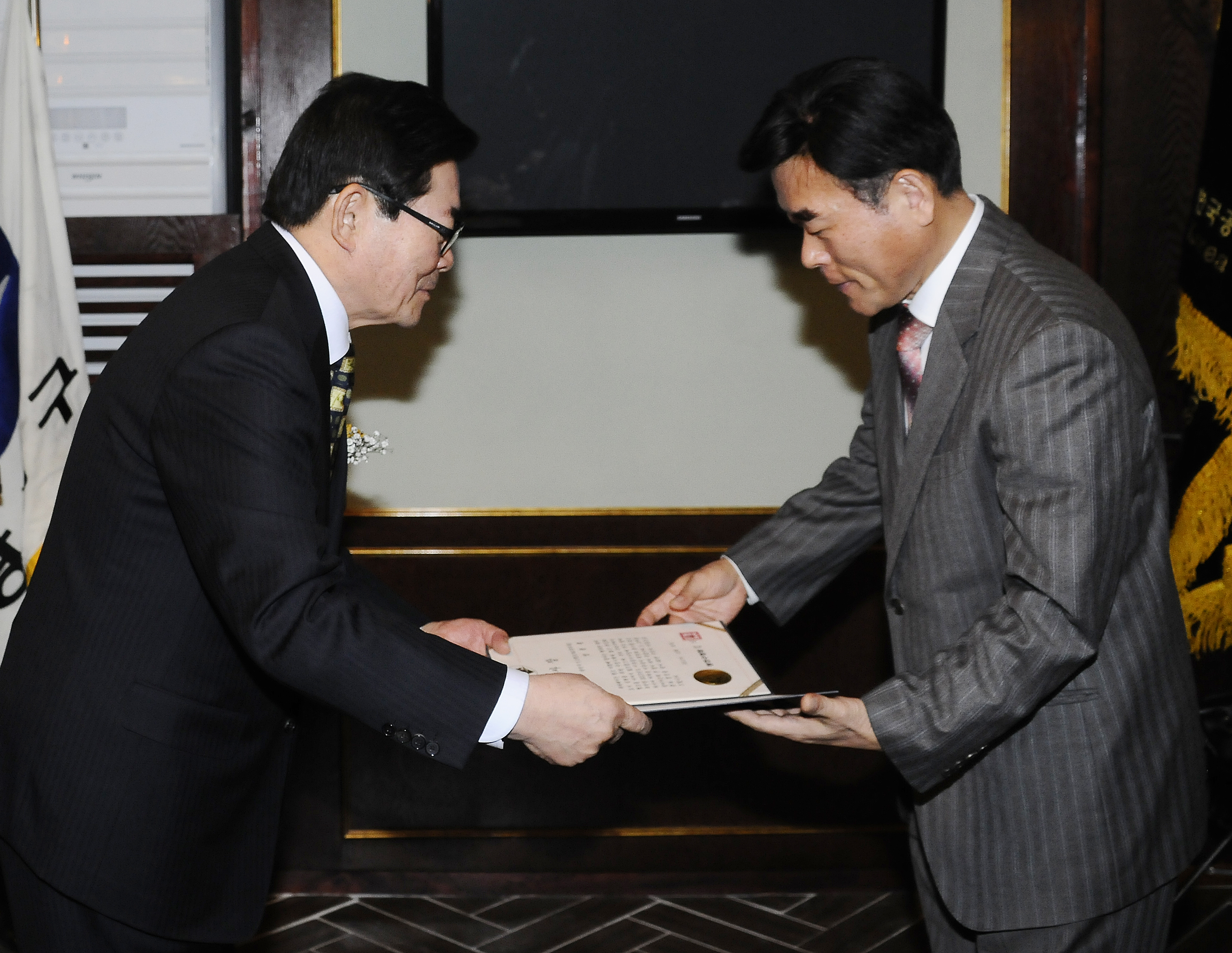 20131216-공인중계사협회 불우이웃돕기 성금 전달식 93327.JPG