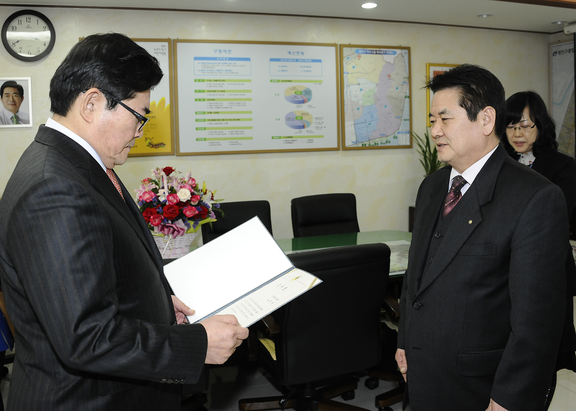 20130121-도서기증자 감사패 수여 69647.JPG