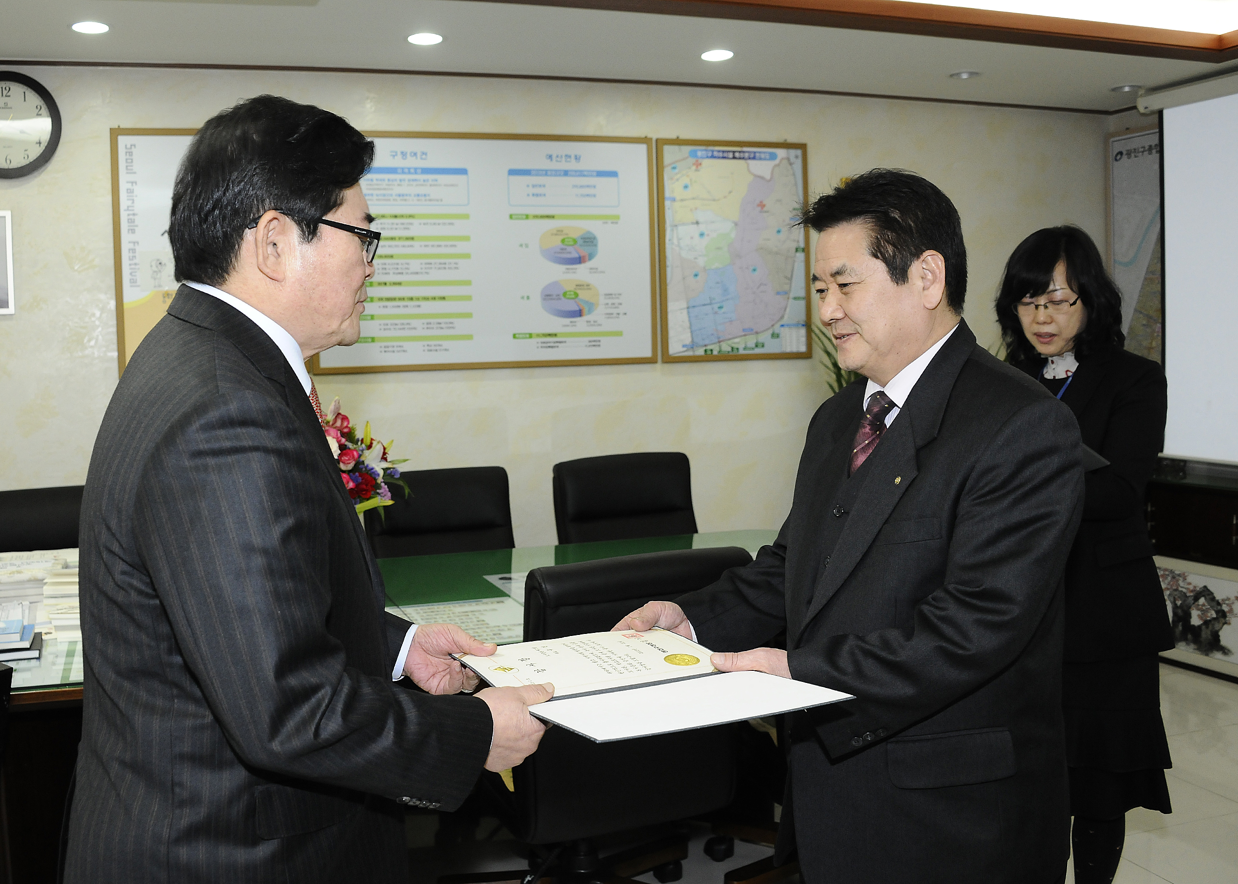 20130121-도서기증자 감사패 수여 69648.JPG