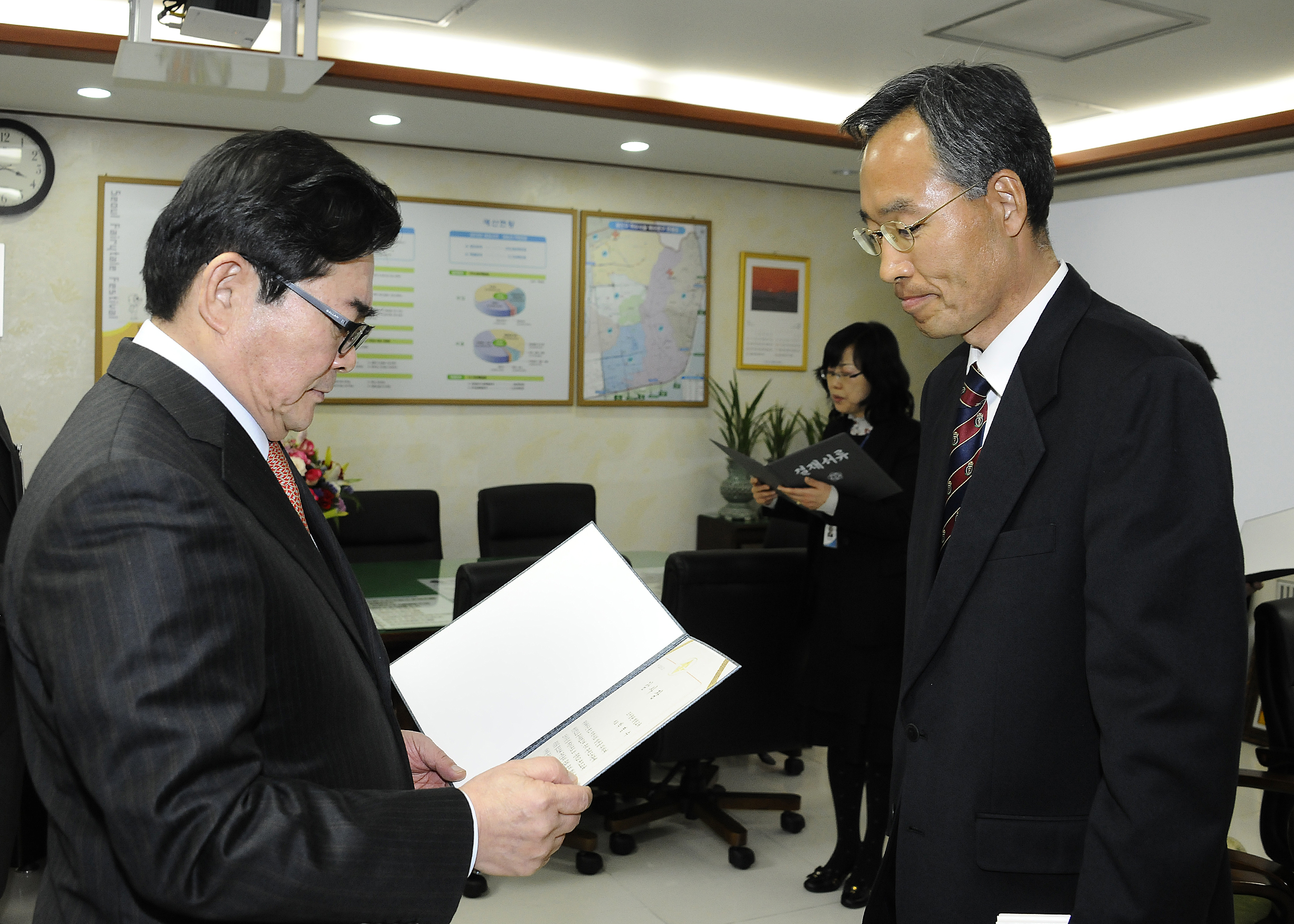 20130121-도서기증자 감사패 수여 69650.JPG