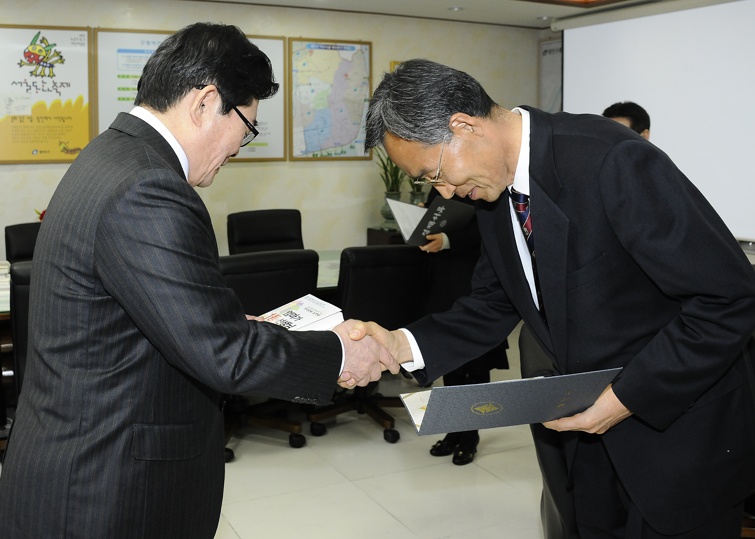 20130121-도서기증자 감사패 수여 69653.JPG