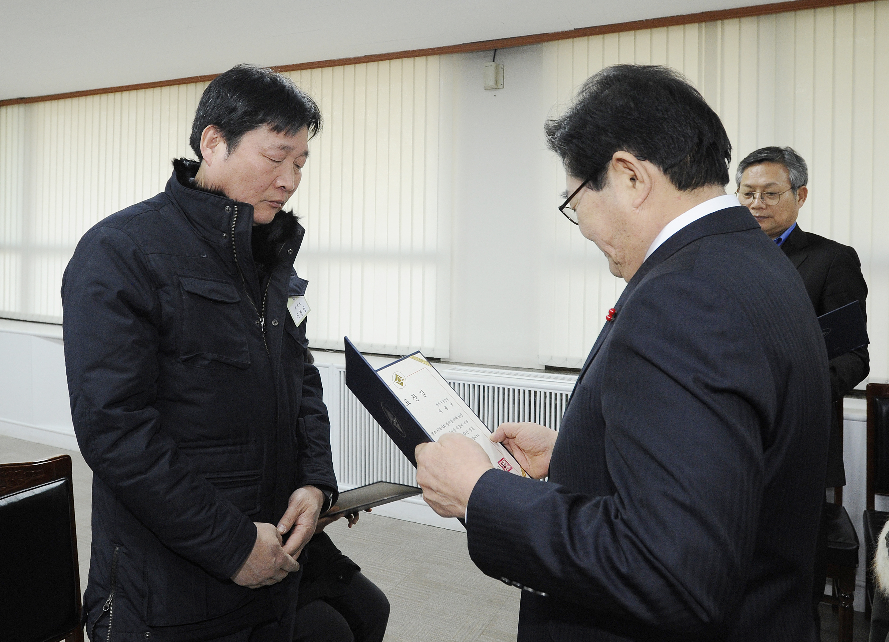 20160121-2016년 1월 정기구민표창수여 133238.JPG