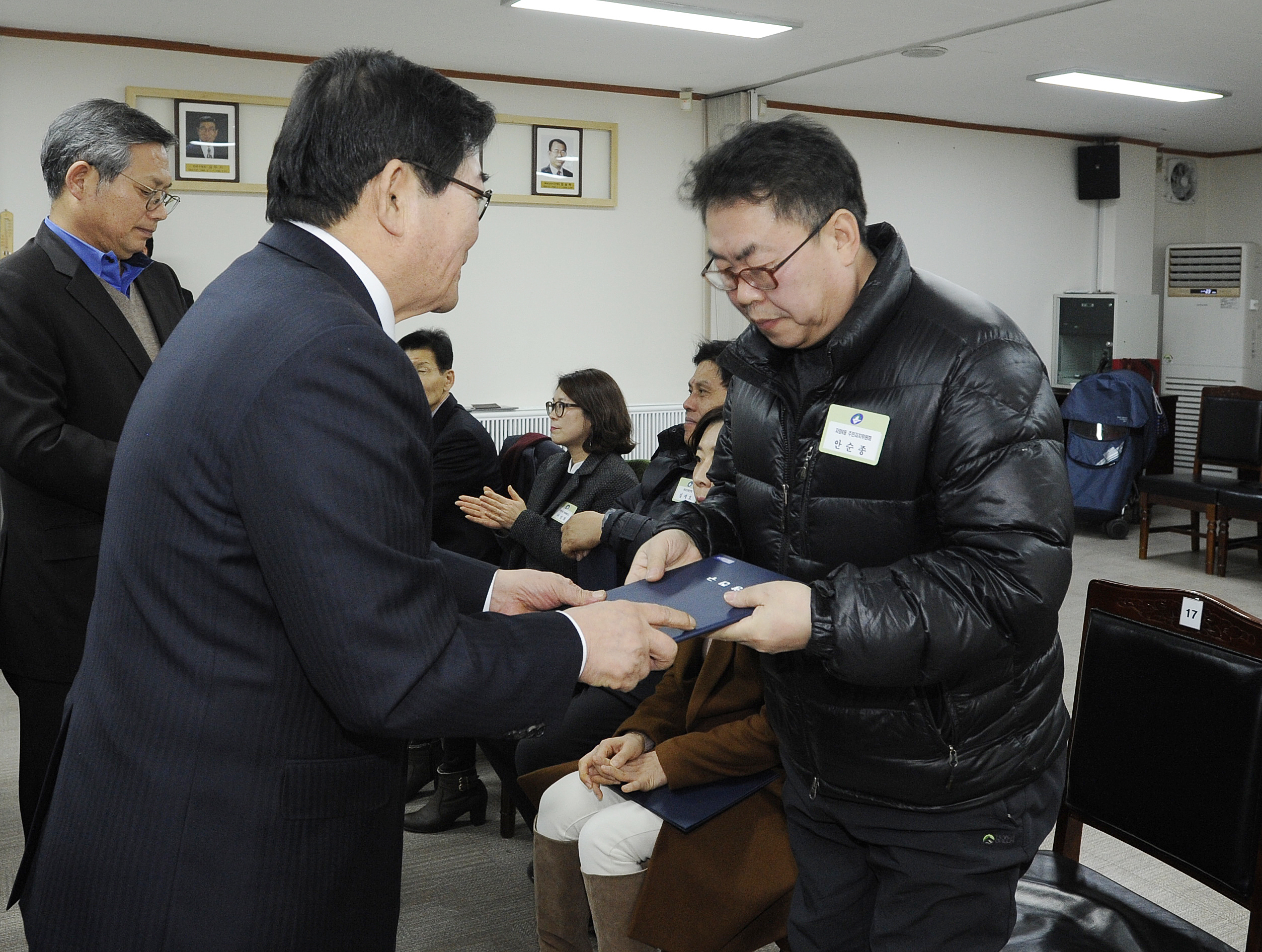20160121-2016년 1월 정기구민표창수여 133258.JPG