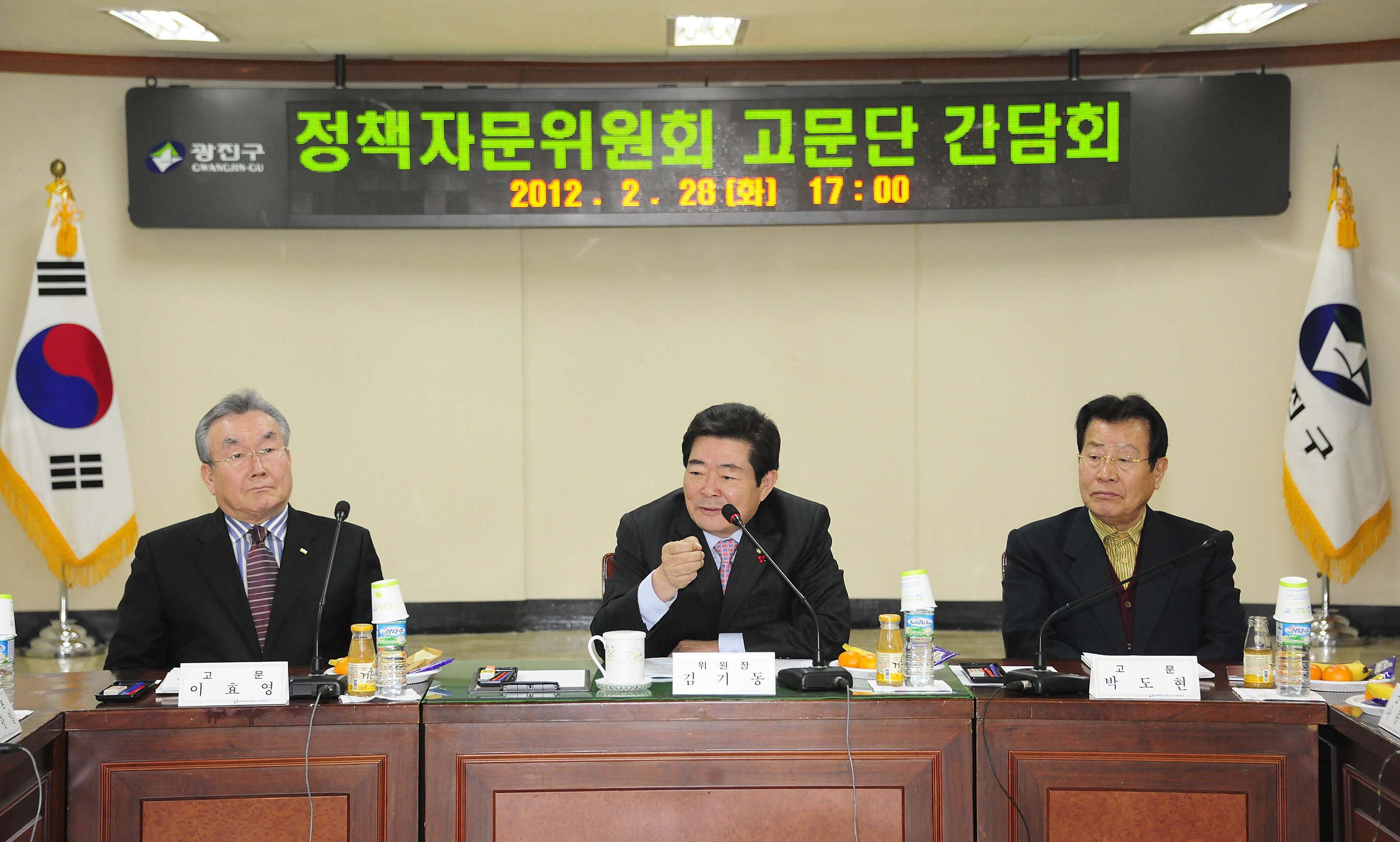 20120228-정책자문위원회 고문단 간담회 50376.JPG
