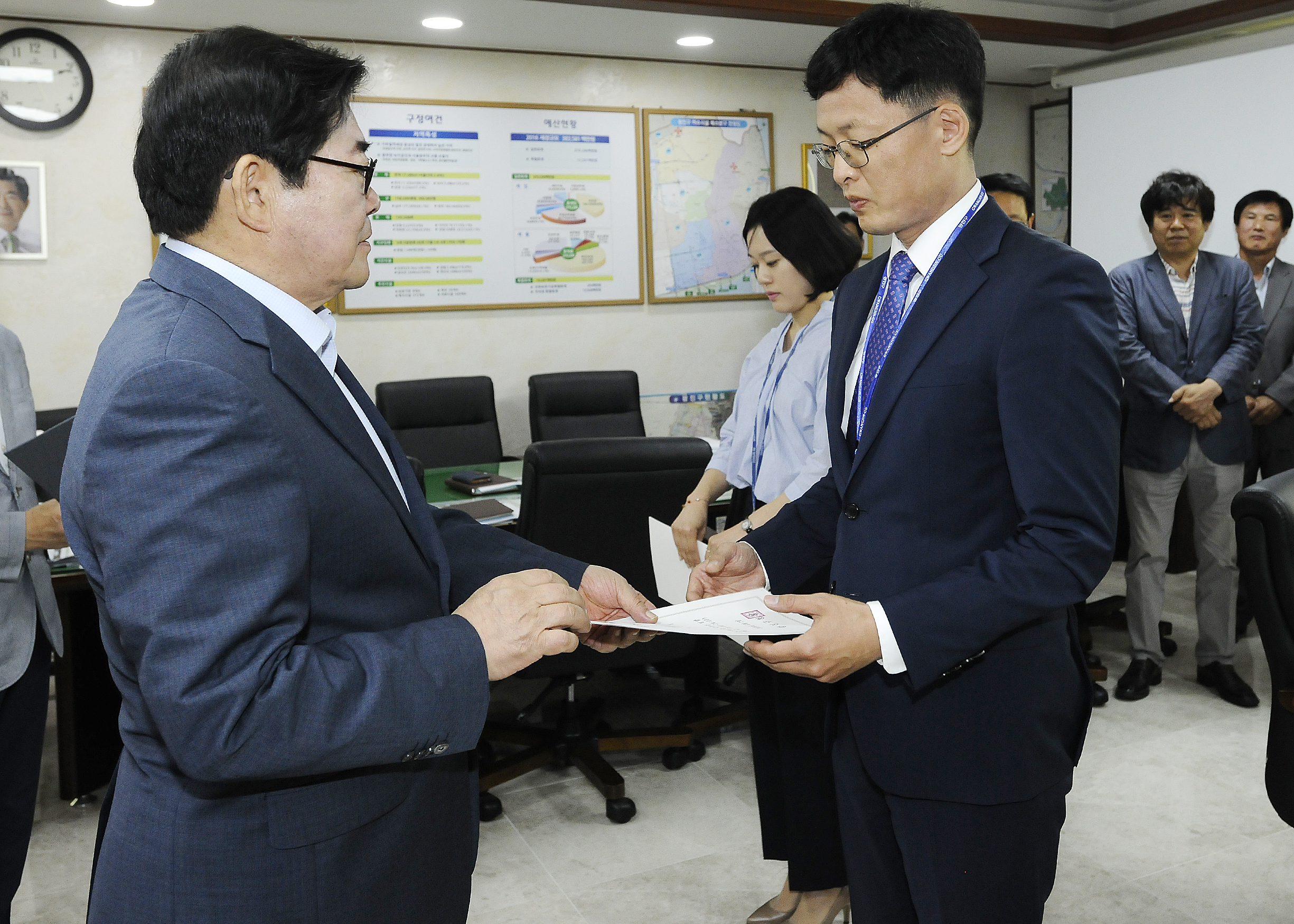 20160530-발령장 수여 138669.JPG