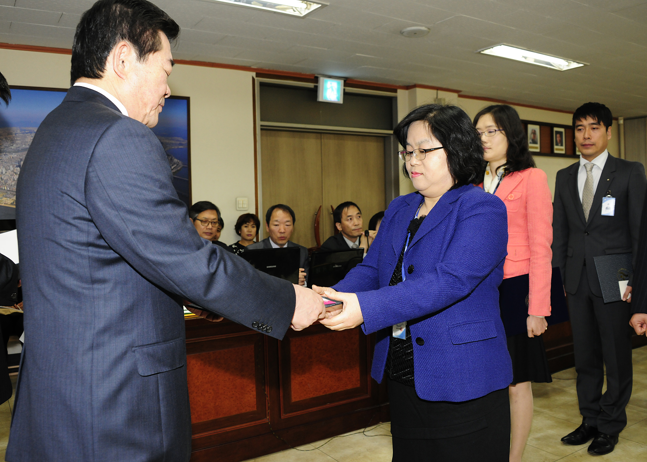 20120419-구 동 확대간부회의 우수직원 표창 52110.JPG