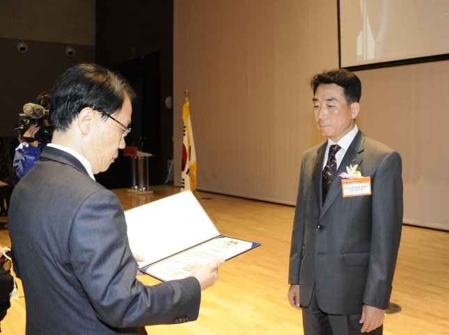 20141029-전국도서관대회 대통령상 수상 108018.JPG