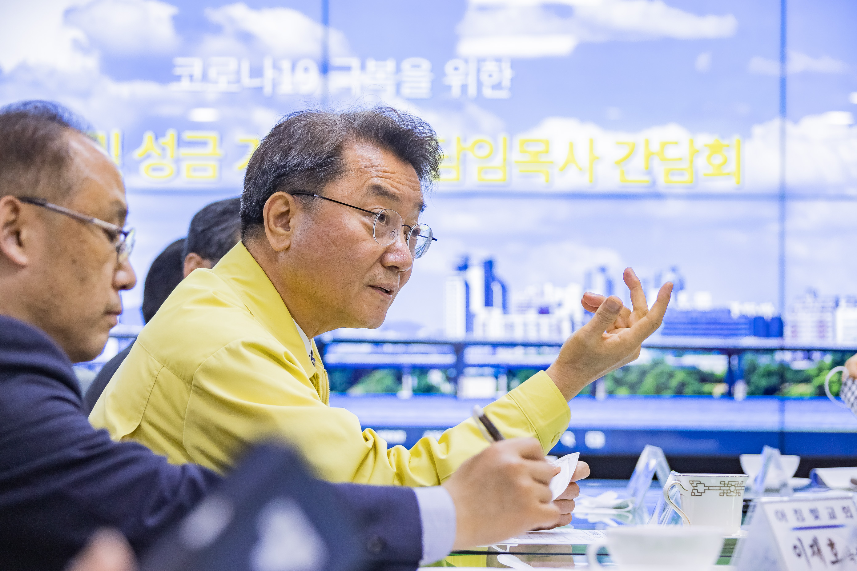 20200421-코로나19 극복을 위한 방역물품 및 성금 기부 10개 교회 목사님과 간담회 04212020-000839_s_191414.jpg