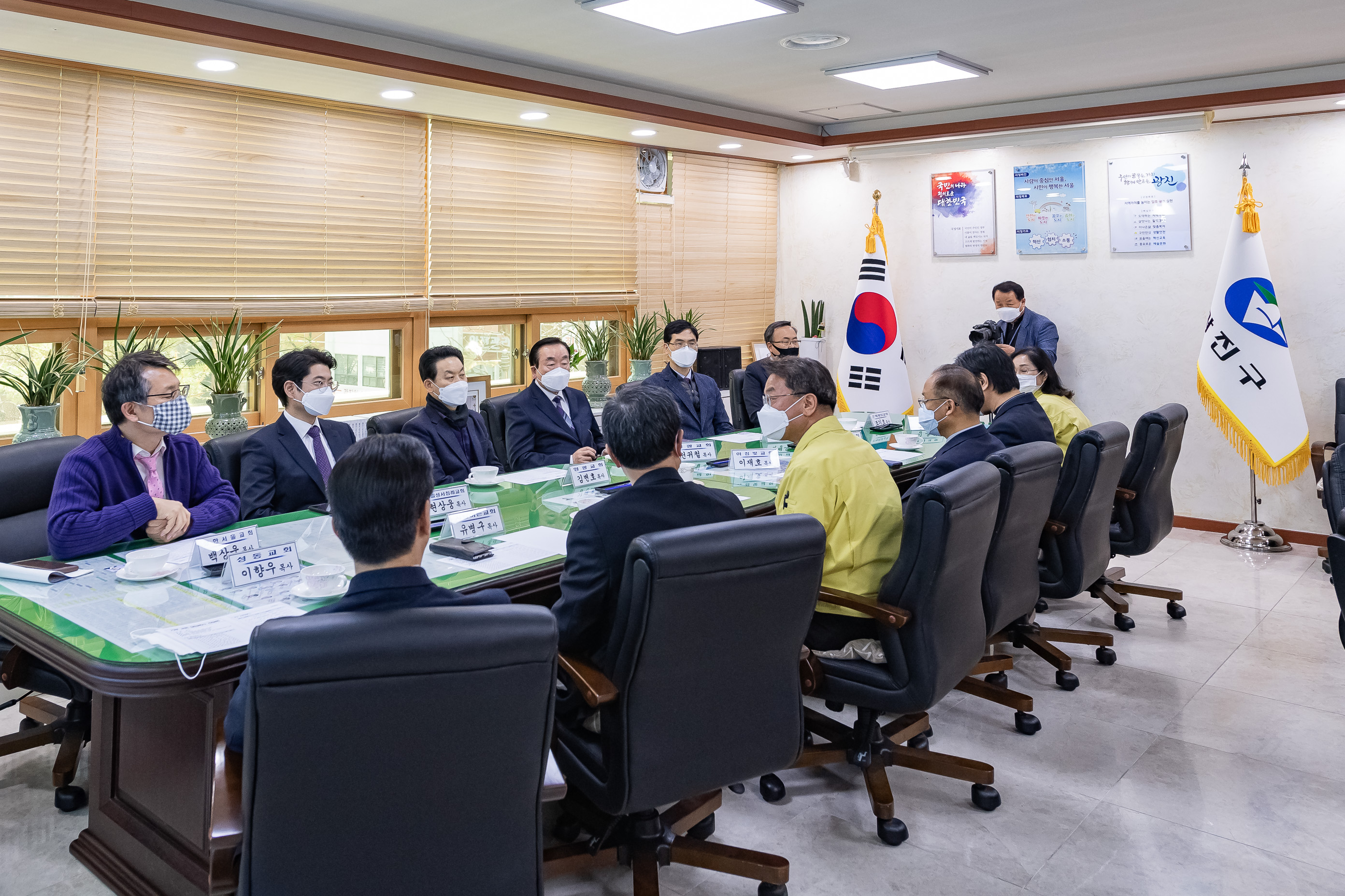 20200421-코로나19 극복을 위한 방역물품 및 성금 기부 10개 교회 목사님과 간담회 04212020-000101_s_191412.jpg