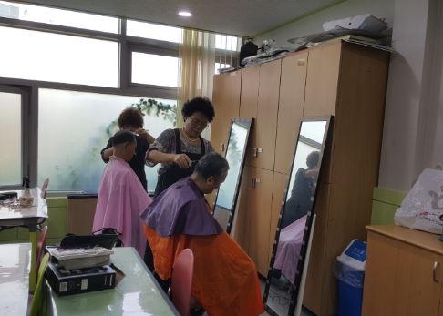사랑의 가위손 어르신 이미용 봉사