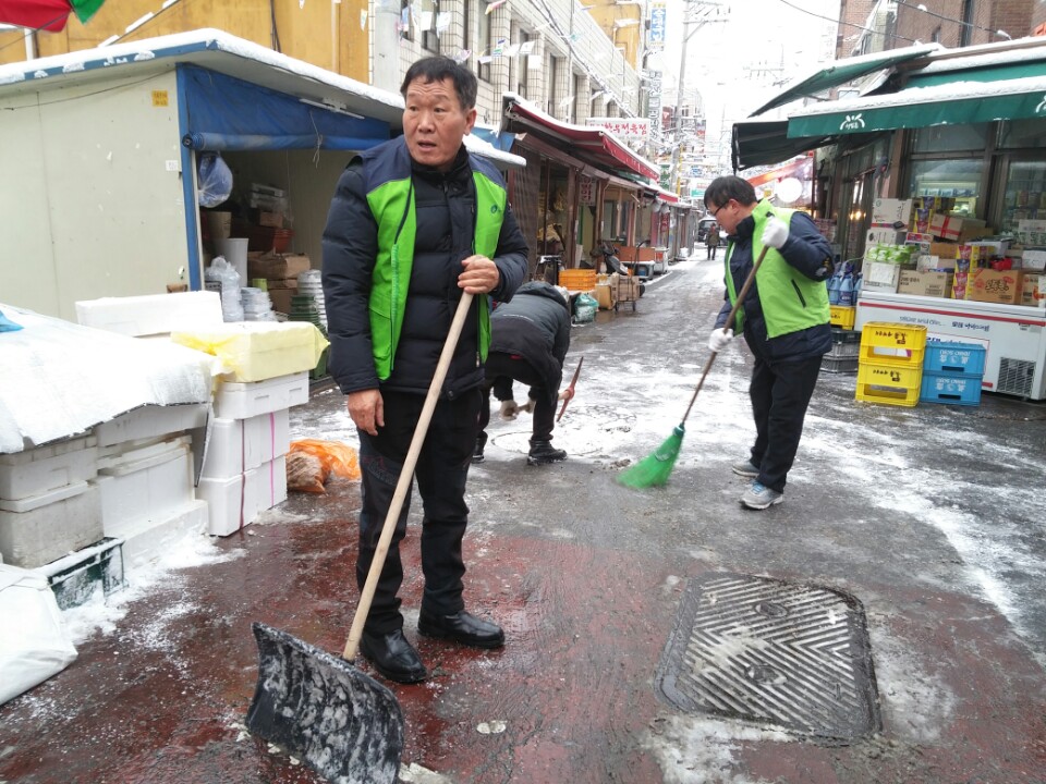 "내집 앞 눈치우기 운동" 제설작업 (2017.1.20.)
