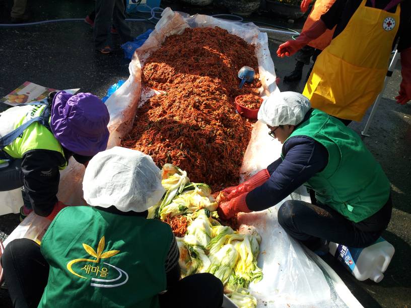 "사랑의 김장 담그기" 로 이웃사랑 실천(2)