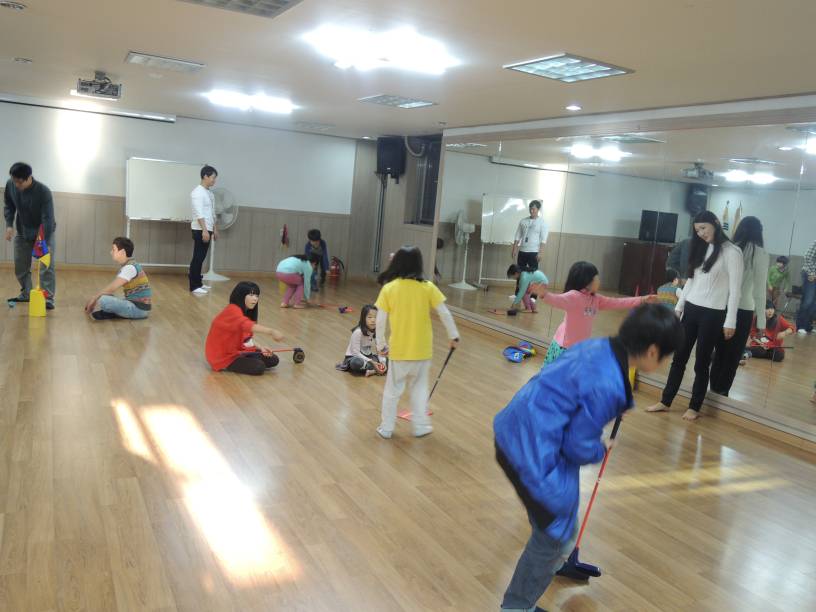 재능기부로 지역아동센터 아이들과 실내골프 교실