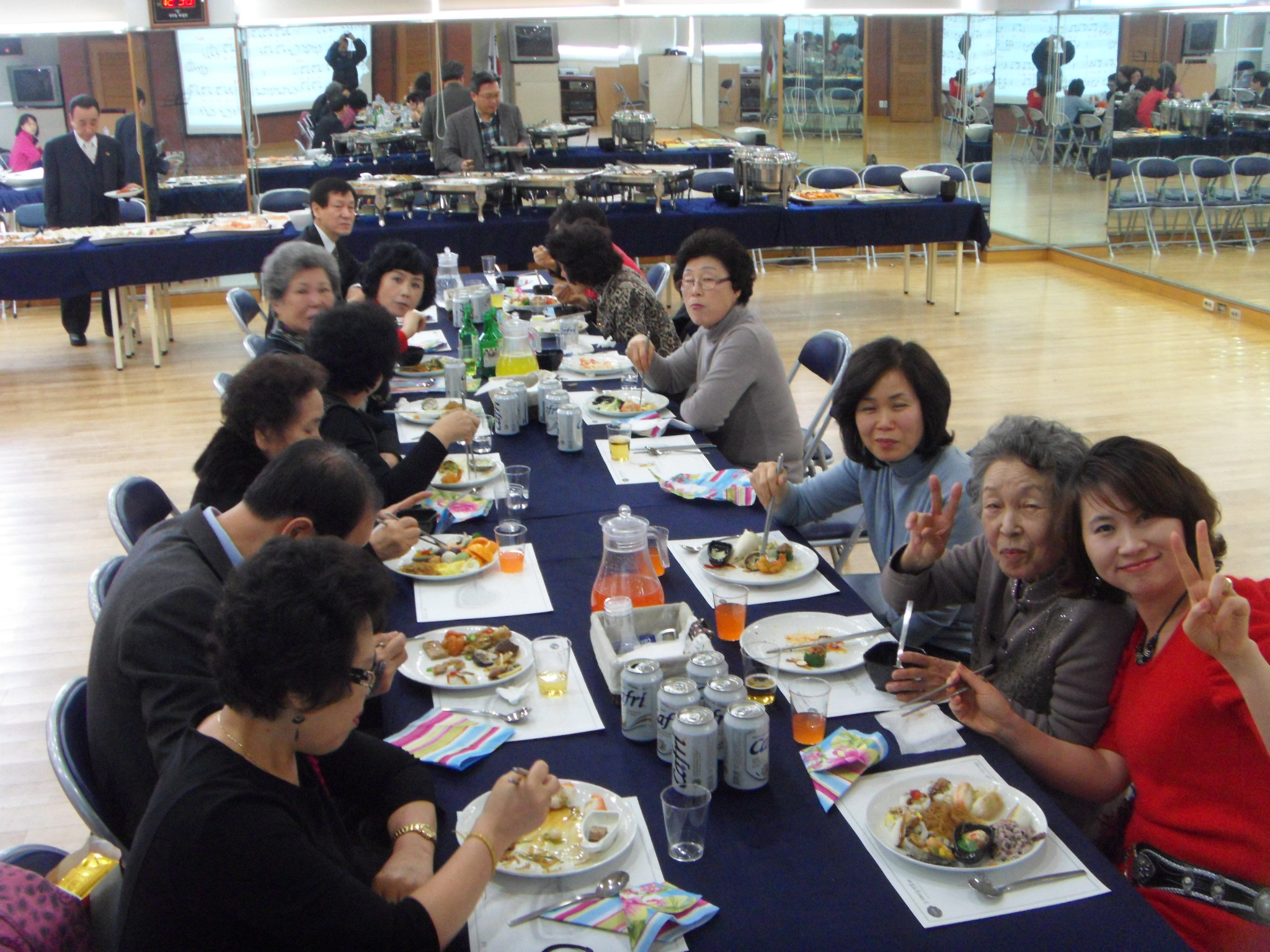 가요교실 회원님들의 행복한 한때(구순 축하)