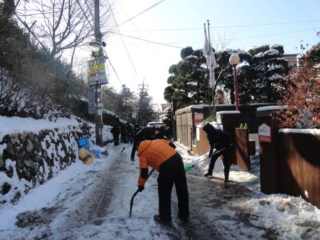 2012.12.7(금) 정립회관 후문 비탈길 제설작업