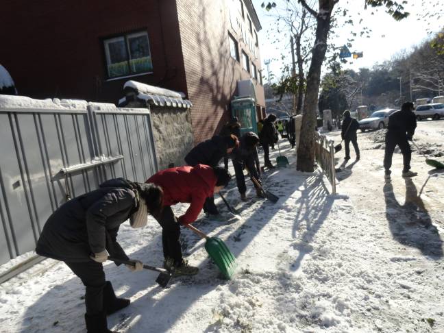 2012.12.6(목) 동의초등주변 비탈길 제설작업