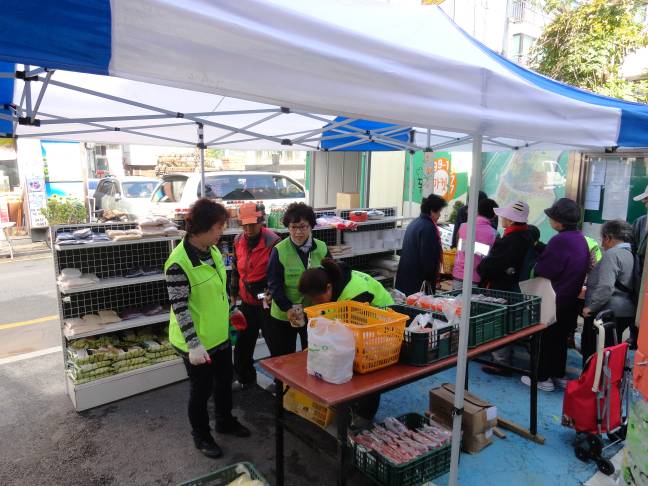 이동 푸드마켓 모습(2012.10.17(수)