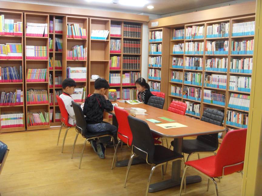 가을은  독서하기 좋은 계절~   자양2동 마을문고에  오세요