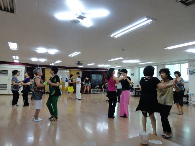 스포츠댄스 중급(매주 화,목) 14:00~15:00 활발한 활동모습