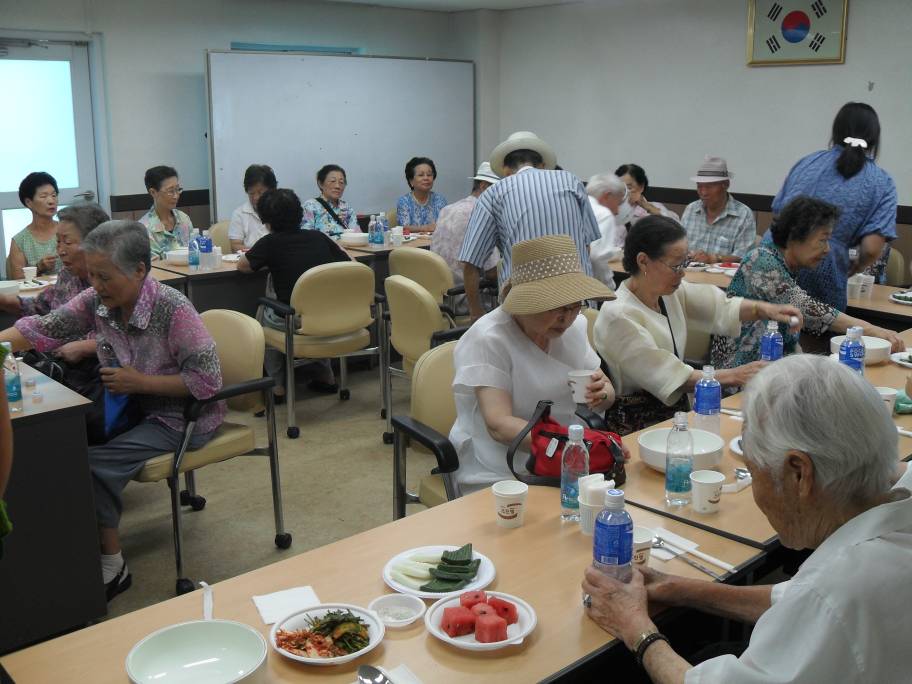 지역 어르신들을 위한 "건강삼계탕" 드리기 행사 