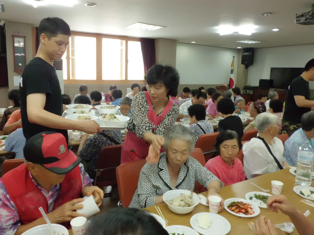 중복맞이 어르신 삼계탕 드리기 행사