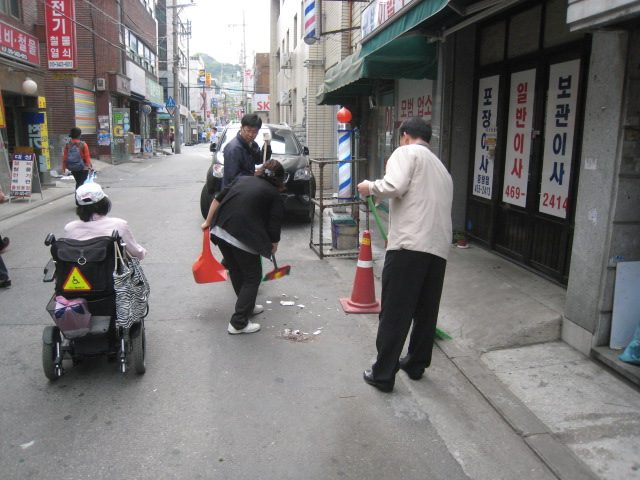 뒷골목 청소로 마음까지 깨끗해지세요~