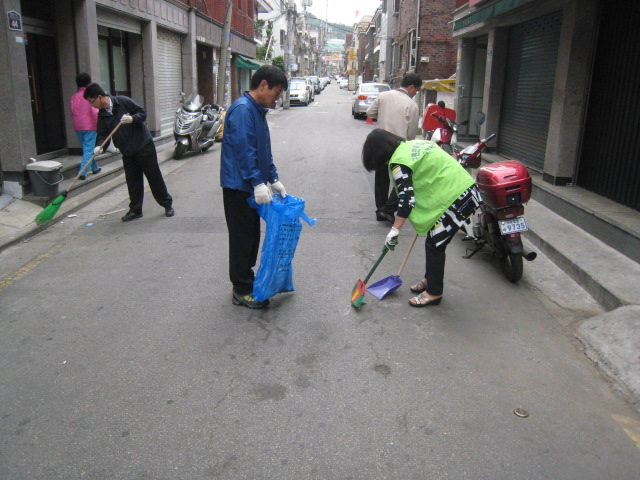 뒷골목 대청소하시느라 고생하셨습니다~